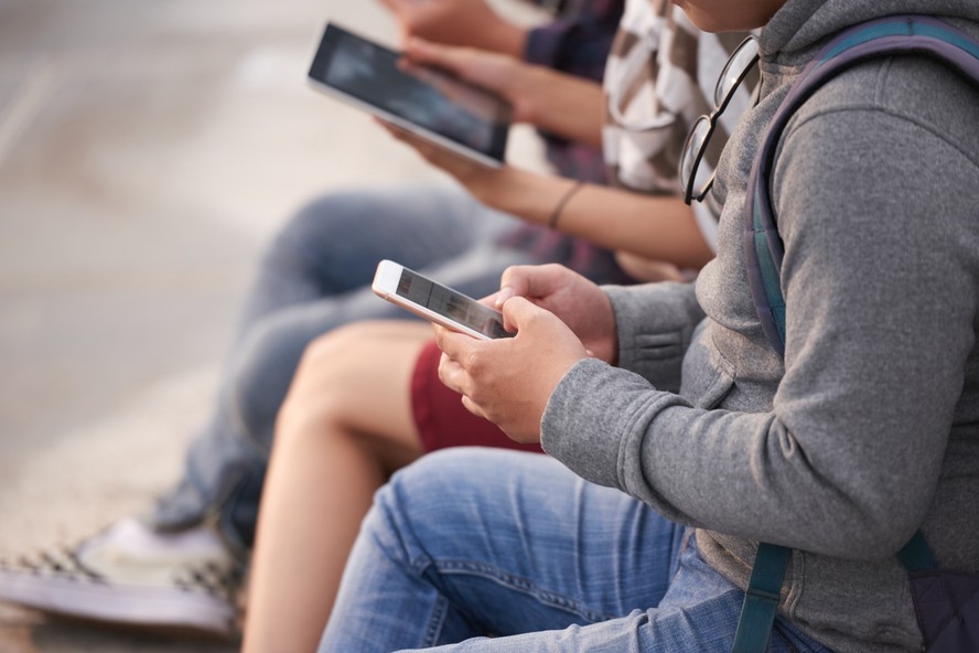 Mercado já oferece sistemas que se apresentam como “companheiros virtuais”, “terapeutas” ou até “namorados virtuais”