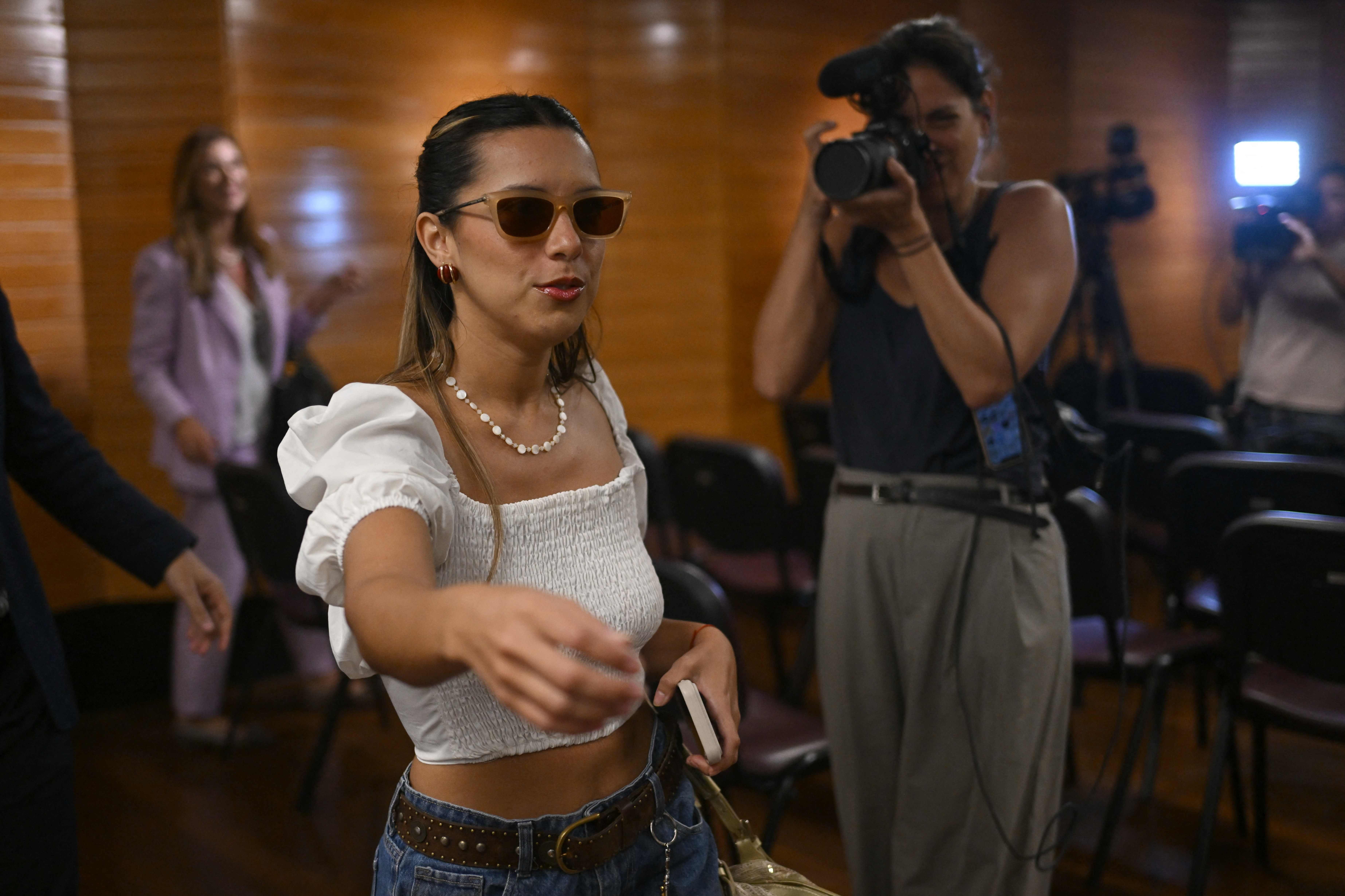 'Eles tratam os argentinos mal', diz advogada acusada de racismo no Rio ao chegar em Buenos Aires