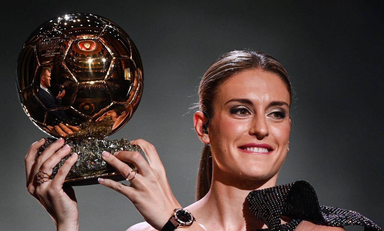 Alexia Putellas conquista o segundo troféu Bola de Ouro como melhor jogadora da temporada — Foto: FRANCK FIFE/AFP