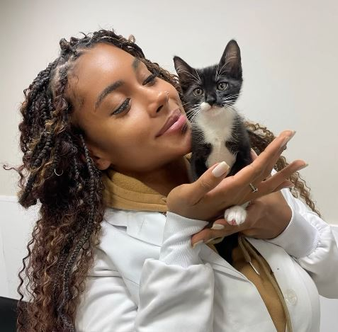 Giovanna Jacobina, dupla da sua irmã, Gracyanne Barbosa, no 'BBB 25', é formada em Medicina Veterinária. Nas redes sociais, a participante do reality mostra sua paixão pelos animais. Ela faz atendimento domiciliar, aplica vacinas, entre outros. — Foto: Reprodução/Instagra