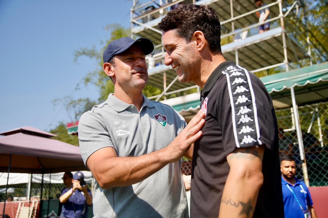 Torcedores do Fluminense acordam cedo para ver reencontro dos técnicos Fred e Thiago Neves em Xerém