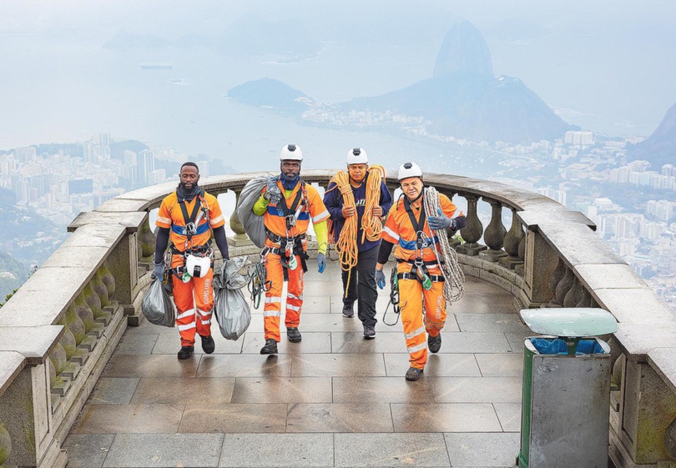 Equipe. Há dez anos eram apenas seis garis alpinistas; hoje são 22, sendo uma mulher, que atuam nas cinco áreas de planejamento da cidade — Foto: Divulgação/William Werneck