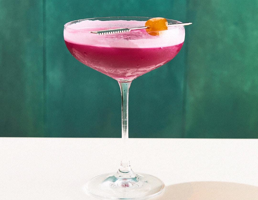 At Gurumê (3959-4607), the Da América drink contains gin, guaraná açaí liqueur, pitaya juice, lemon juice, Amazonian camu camu liqueur and sugar syrup. It costs R$43 — Photo: Divuçgação