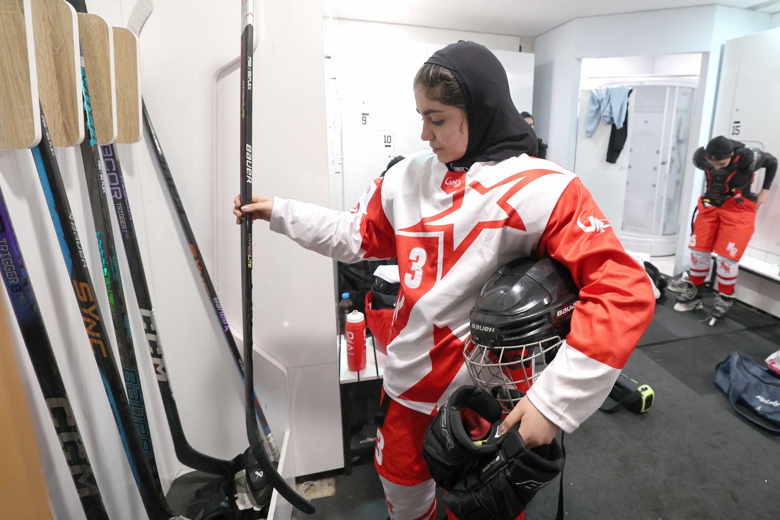 Hóquei no gelo ganhou popularidade no Irã graças à equipe feminina, campeã asiática em 2024 — Foto: Atta Kenare/AFP
