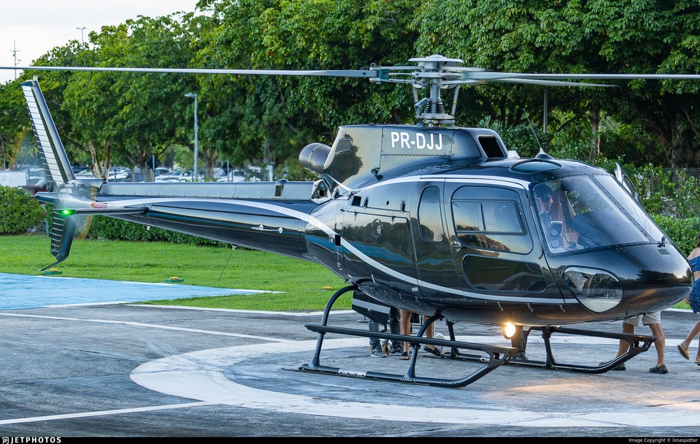 O helicóptero, de matrícula PR-DJJ, que se acidentou neste domingo no Rio — Foto: Jetphotos/Lucas Lima