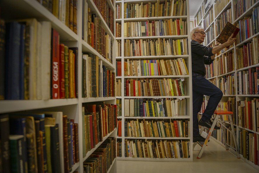 Antonio Carlos Secchin em sua biblioteca particular: acervo com mais de 20 mil livros