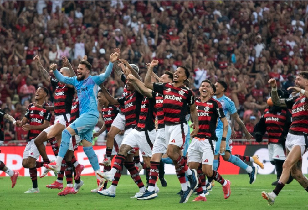 Jogadores do Flamengo comemoram conquista do Campeonato Carioca — Foto: Delmiro Junior/Photo Premium