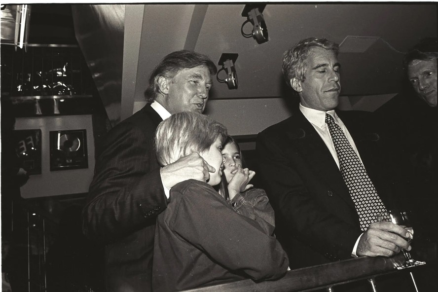 Trump, seus filhos Eric e Ivanka, e Epstein em 1993, participando da inauguração do Harley-Davidson Cafe em Manhattan