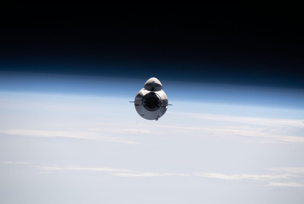 Dragon se aproxima da Estação Espacial Internacional — Foto: Divulgação/SpaceX