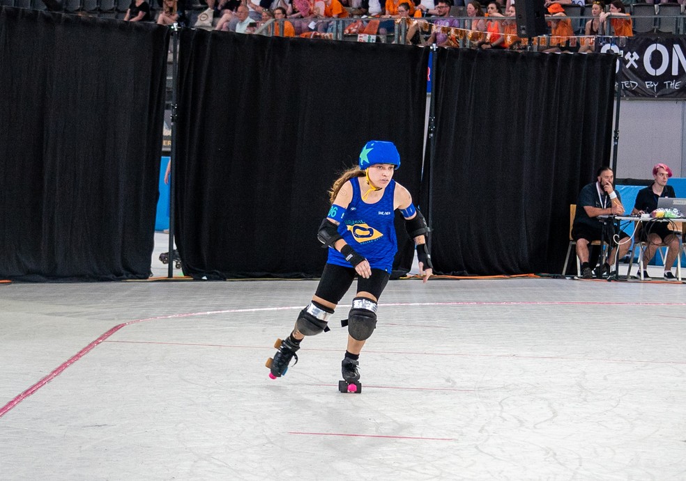 Mariana Periald, a Periódio, em ação durante a Copa do Mundo de roller derby — Foto: Eliane Matos/@rollerderbyclicks