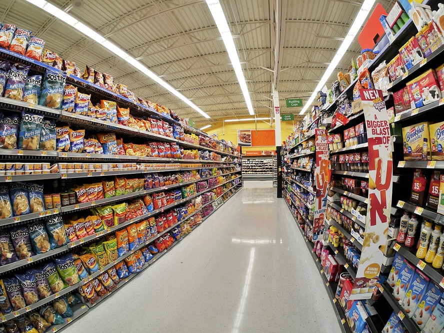 Prateleiras de supermercado com comida ultraprocessada