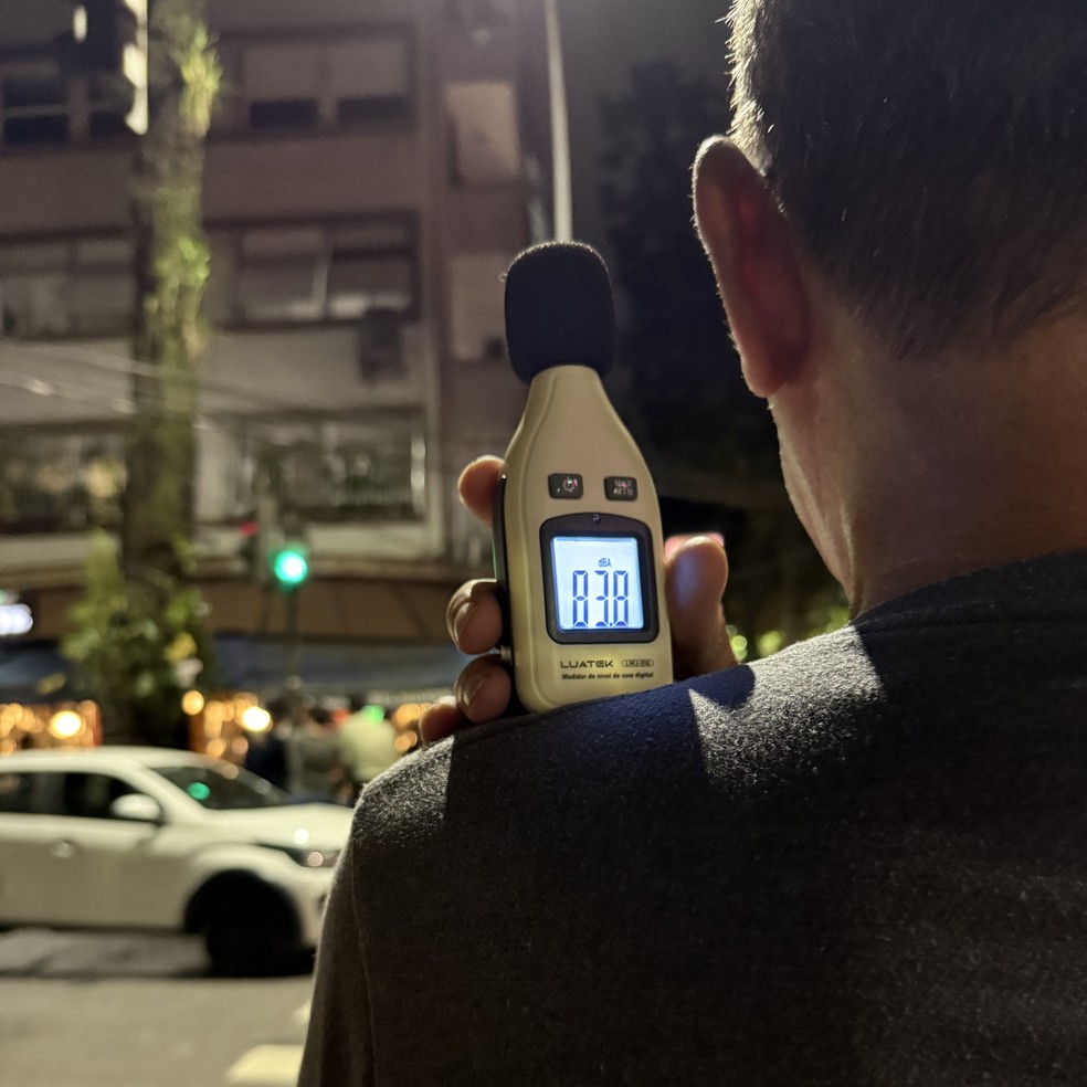 Foram medidos até 83.8 decibéis no cruzamento das ruas Dias Ferreira e General Venâncio Flores, à meia-noite e meia da última quinta-feira — Foto: Selma Schmidt