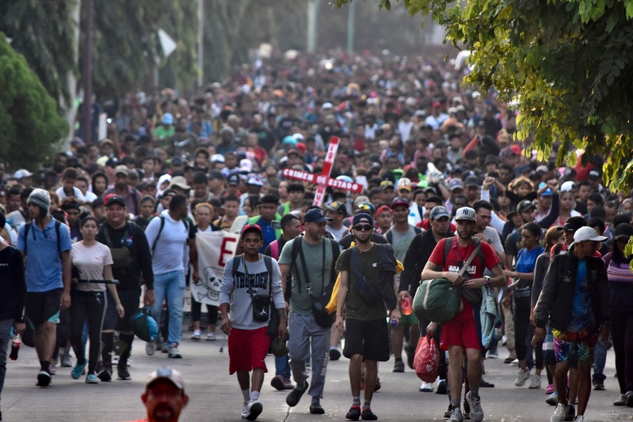 Caravana de migrantes da América Central e do Sul caminha por Ciudad Juarez, México, rumo à fronteira com os EUA