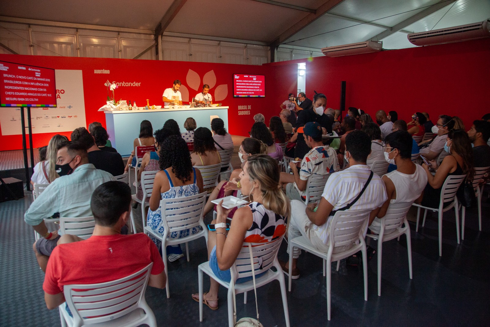Público assiste a aula de chefs renomados no Rio Gastronomia 2021 — Foto: Bruno Kaiuca/Agência O Globo