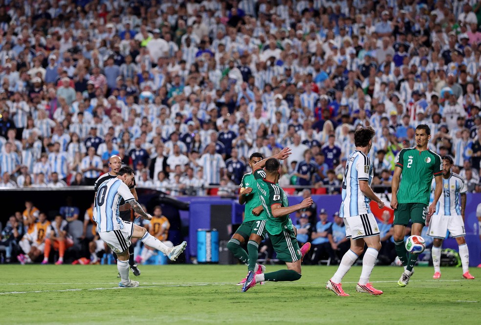 Messi marca o seu terceiro gol pela Argentina contra a Argélia na Copa do Mundo — Foto: MICHAEL STEELE / Getty Images via AFP
