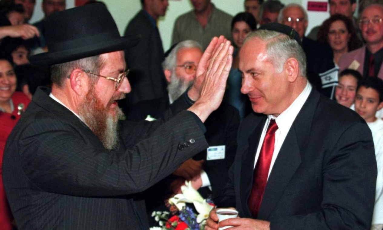 Netanyahu é abençoado pelo rabino Yehoshua Katz em sua chegada a um assentamento judeu na Cisjordânia, em março de 1998.  — Foto: David Silverman / Reuters