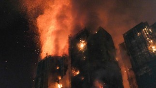 A fire broke out at the Wang Fook residential complex in the Tai Po district in northern Hong Kong - Photography: Tommy Wang