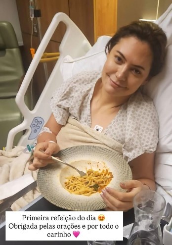Michelle Bolsonaro publica foto internada em hospital e sua participação em evento com Flávio vira dúvida