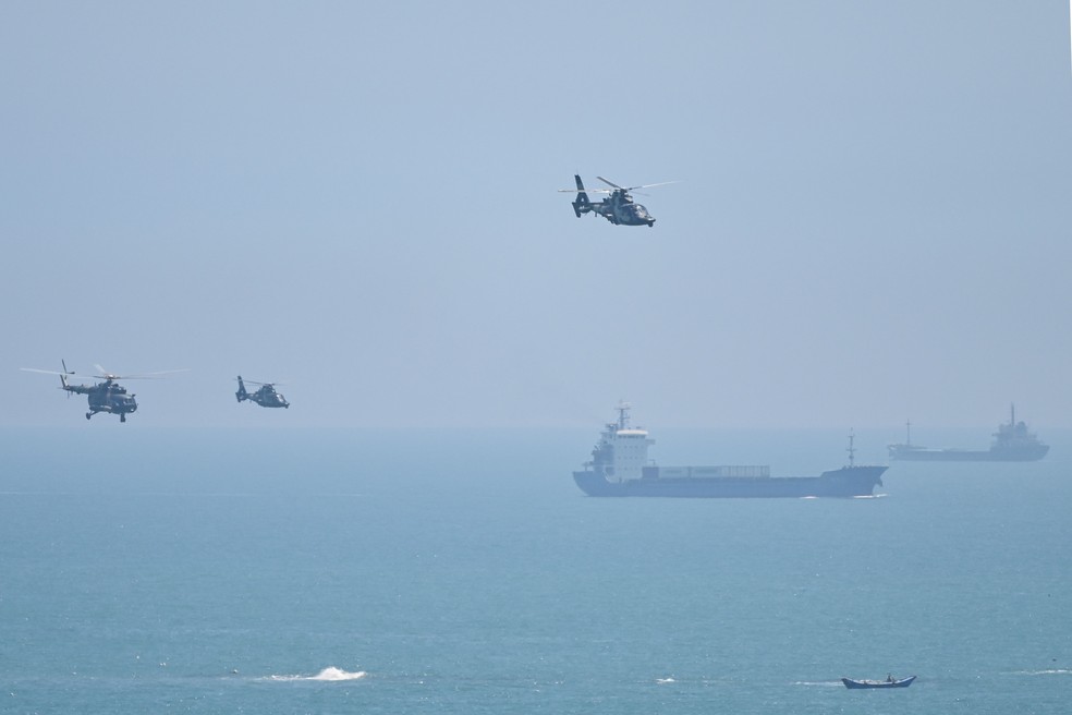 Helicópteros militares chineses sobrevoam a Ilha de Pingtan, na província de Fujian, um dos pontos do litoral chinês mais próximos de Taiwan — Foto: Hector Retamal/AFP