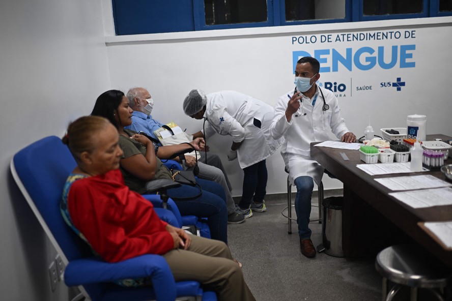 Pacientes recebem atendimento médico em serviço de saúde dedicado ao tratamento de dengue no Rio de Janeiro.
