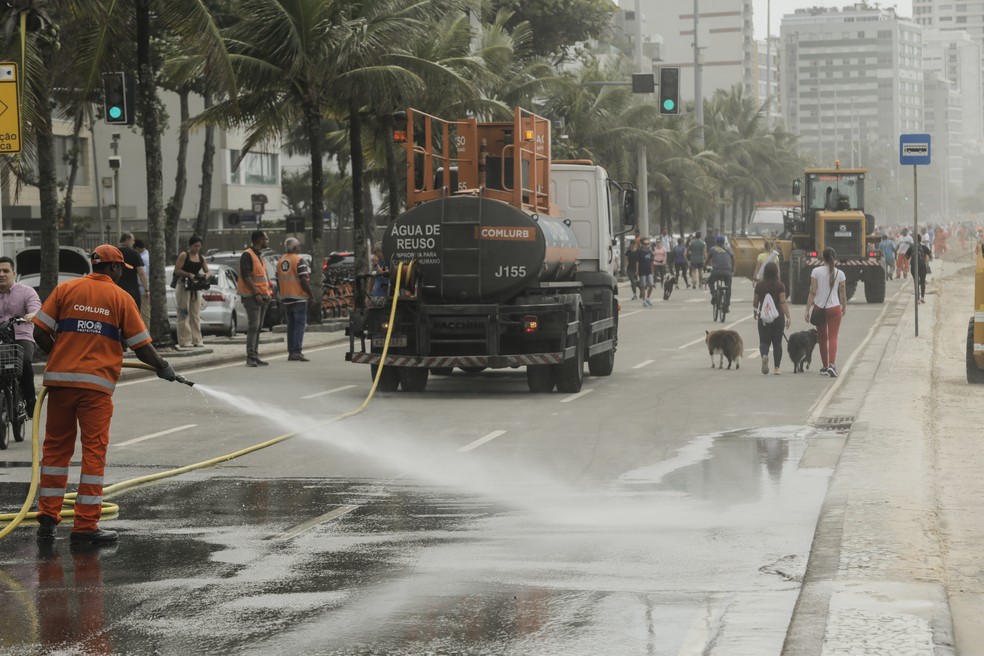 Ondas fortes invadiram a pista nas praias do Rio — Foto: Gabriel de Paiva/Agência O Globo