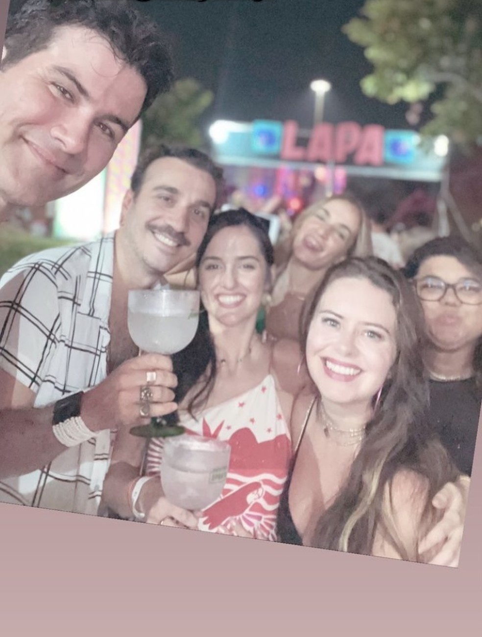 Mariana Bridi com amigos — Foto: Reprodução/Instagram