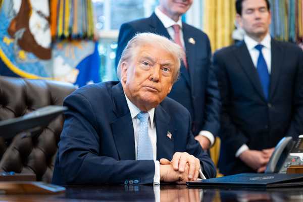 Trump sanciona lei para a divulgação de documentos do caso Epstein