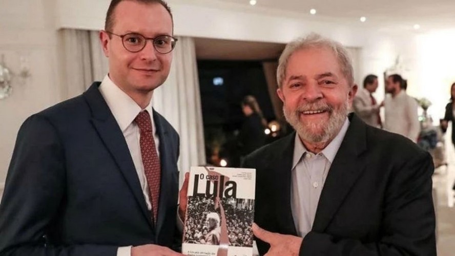 Lula e o advogado Cristiano Zanin, que o defendeu nos processos da Lava-Jato