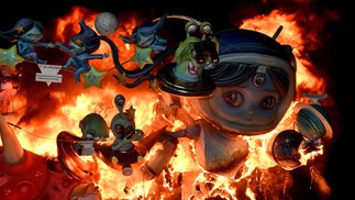 Esculturas de papelão são queimadas no festival Fallas, em Valência, para celebrar a chegada da primavera — Foto: JOSE JORDAN/AFP