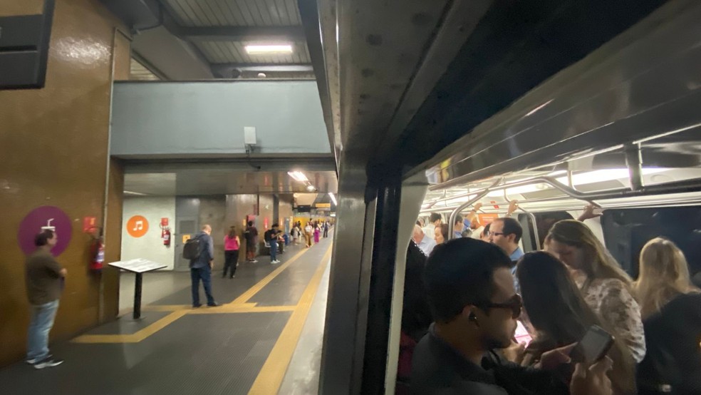 A plataforma da estação do Flamengo com dezenas de pessoas aguardando o que fazer enquanto composição não seguia viagem — Foto: João Vitor Costa