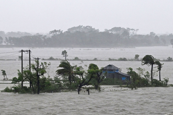 Casas abandonadas são vistas durante fortes chuvas em Patuakhali em 27 de maio de 2024, após a chegada do ciclone Remal em Bangladesh.