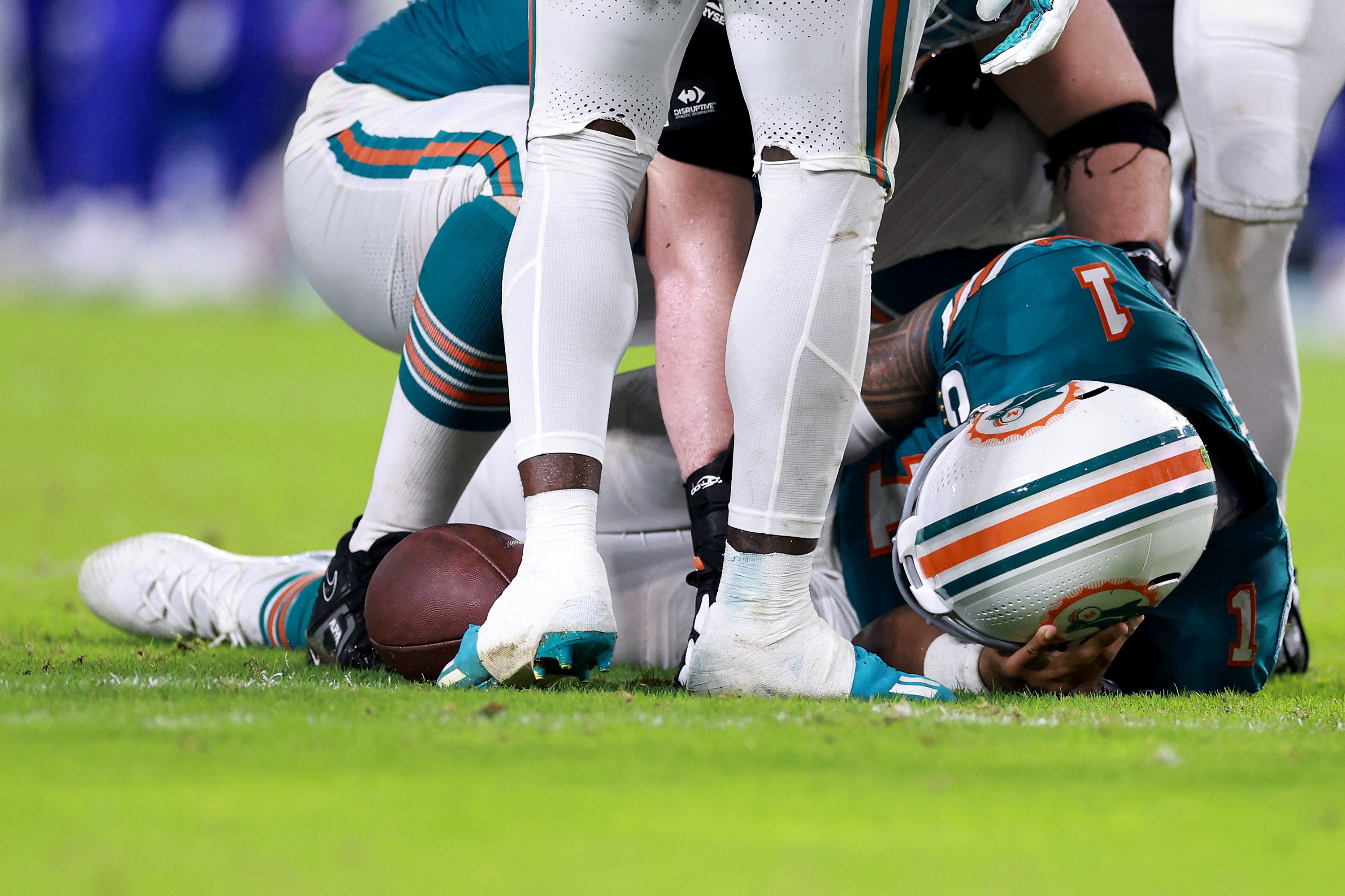 Taxa de mortalidade por danos cerebrais é quatro vezes maior entre jogadores da NFL, indica novo estudo - QTU Questões do Universo