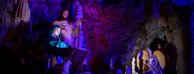 Atores e cantores reencenam o nascimento de Jesus Cristo todos os anos nas grutas de Postojna, no país da Europa Central — Foto:  Jure Makovec / AFP