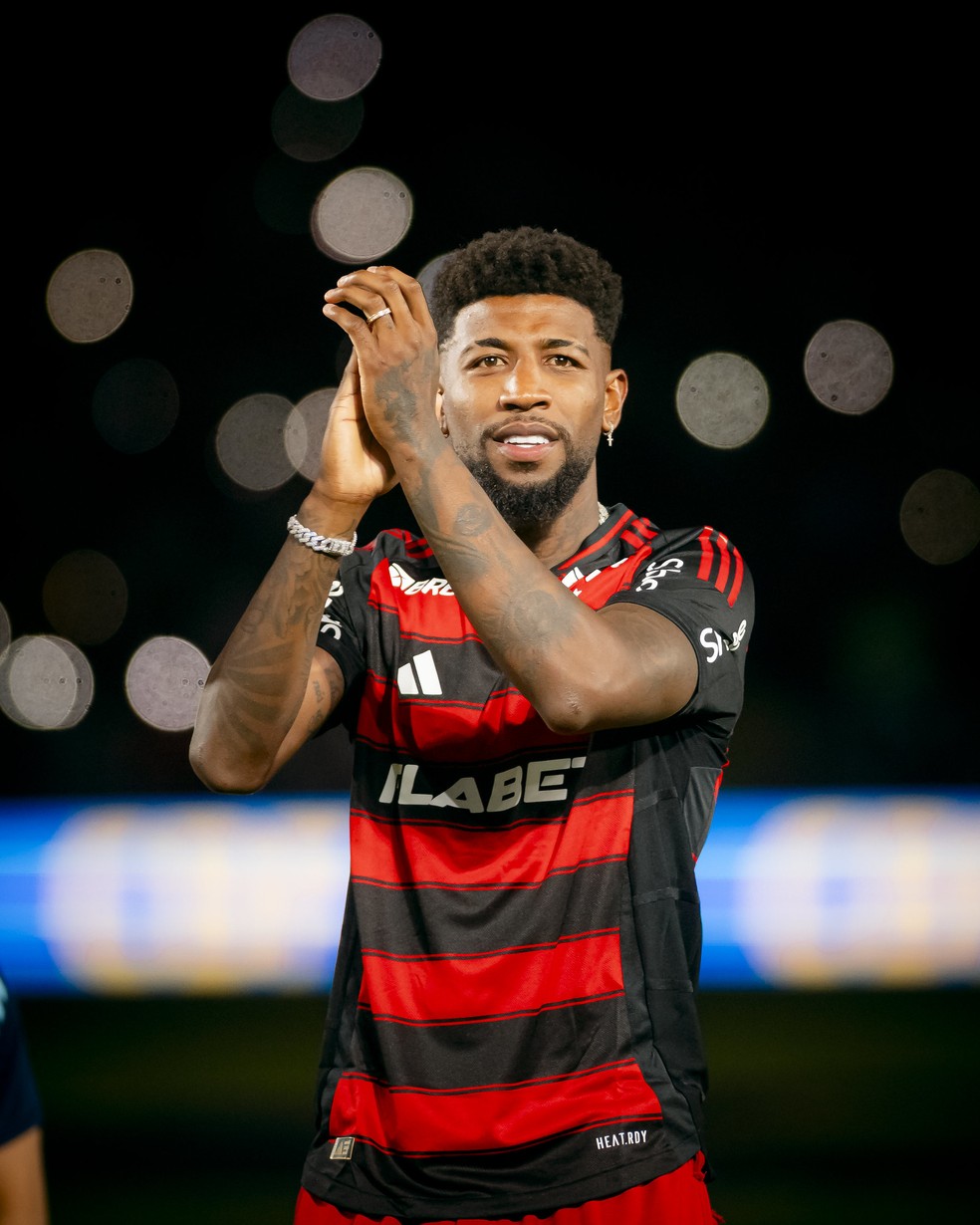 Emerson Royal apresentado diante da torcida do Flamengo no Maracanã — Foto: Adriano Fontes/Flamengo