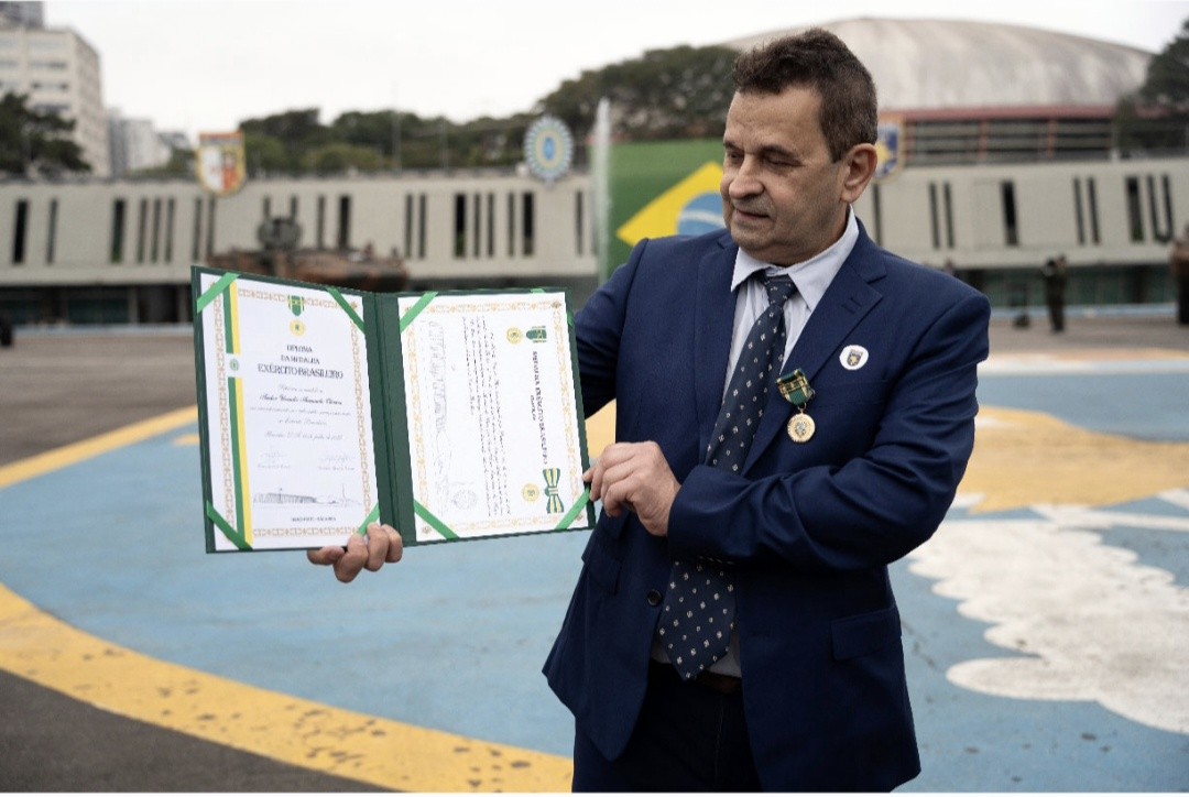 Urandir Fernandes de Oliveira recebe a Medalha do Exército Brasileiro
