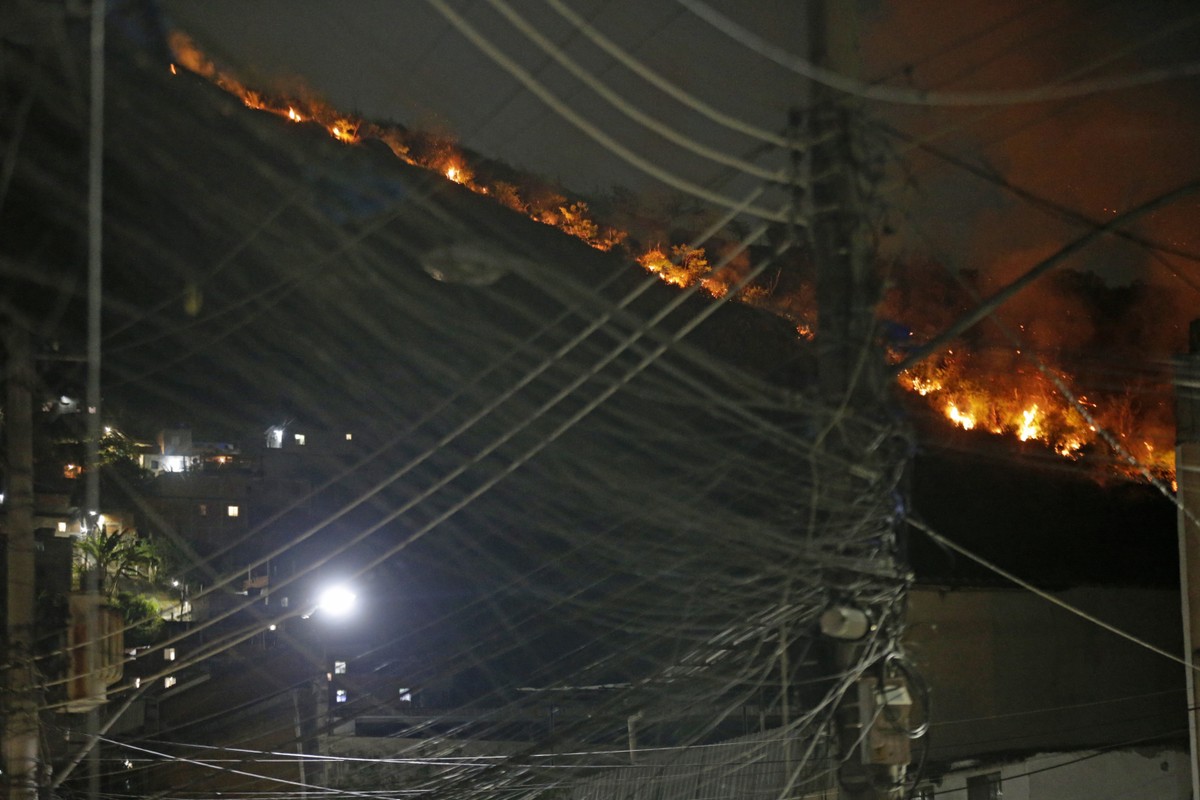 Com falta de chuva em pleno verão, número de incêndios na mata sobe 435% no Estado do Rio