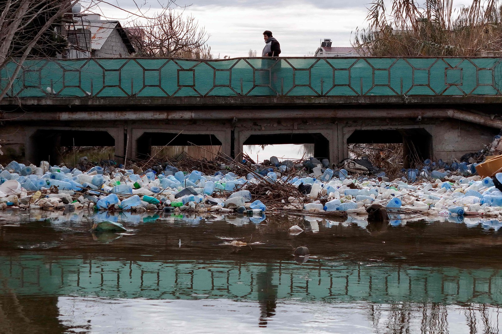 Tempestades e enchentes agravam poluição de rios na Albânia — Foto: Adnan Beci/AFP