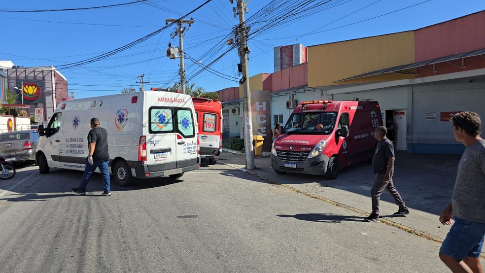 Ambulâncias socorrem vítimas de explosão para o Hospital Central de Emergências, em Cabo Frio — Foto: Reprodução / portal RLagos