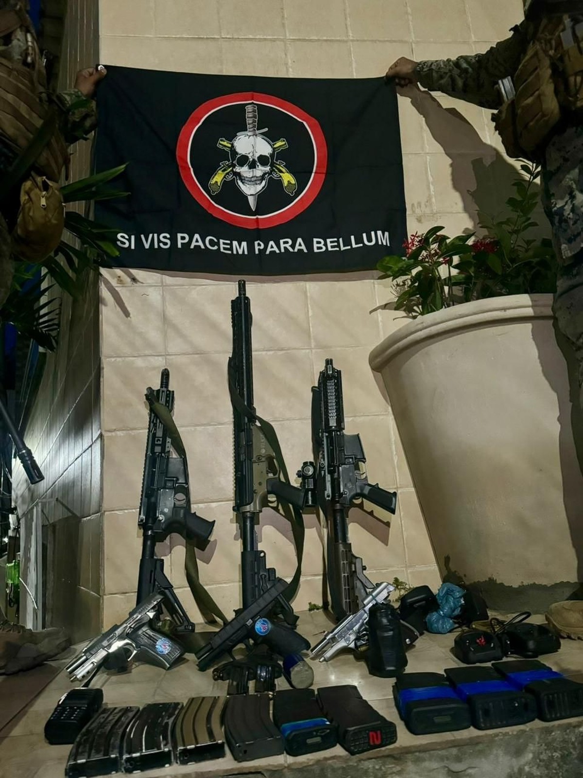 Operações da PM apreendem oito fuzis em comunidades nas Zonas Norte e ...