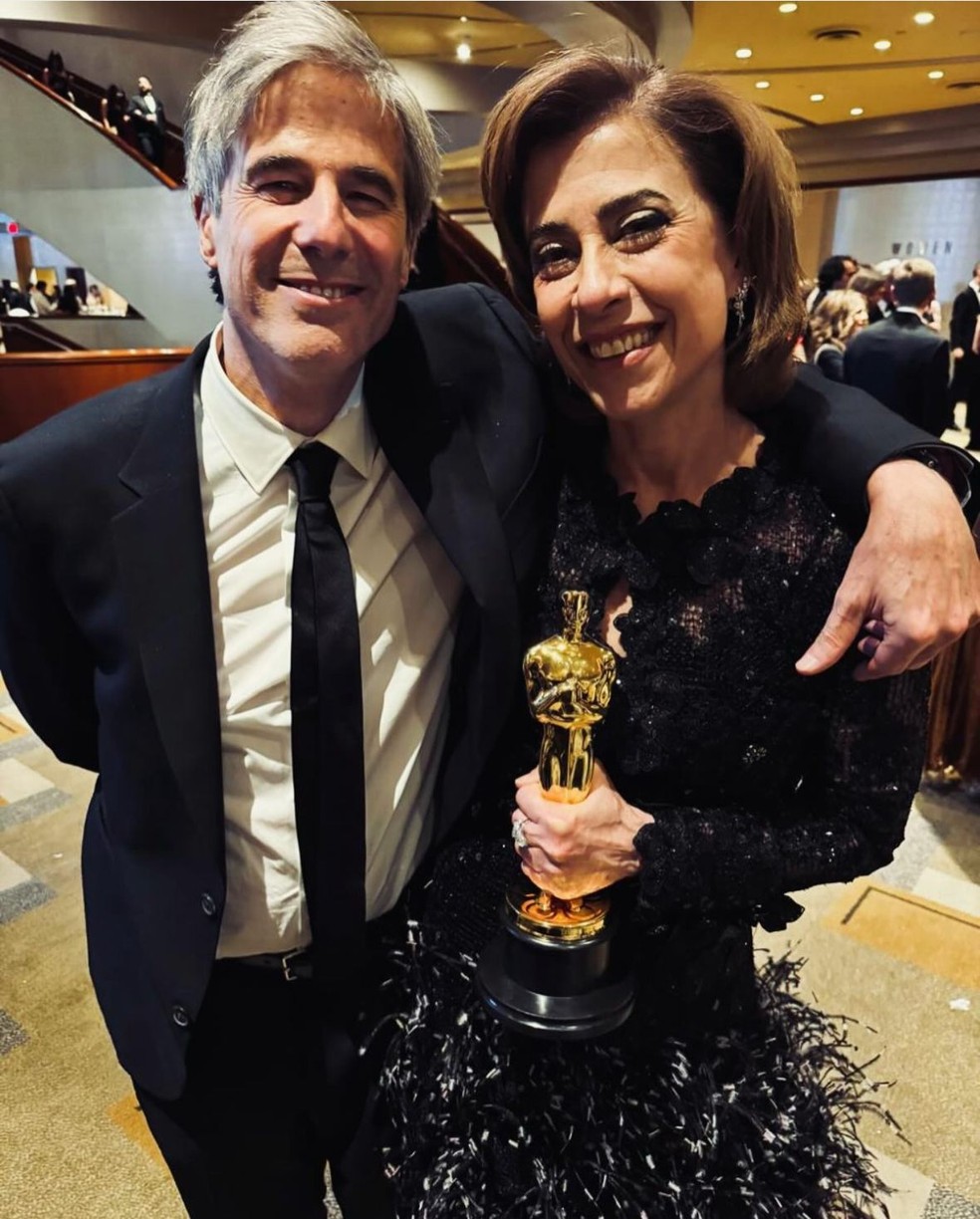 Com o Oscar na mão após a vitória de Ainda estou aqui na cerimônia, que aconteceu em março deste ano — Foto: divulgação