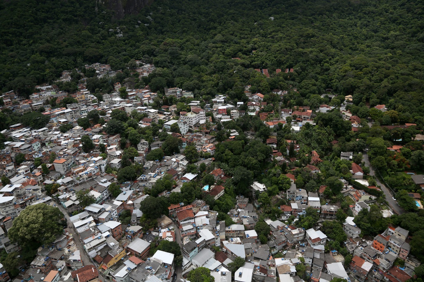 Em meio ao agravamento da crise climática, cidades brasileiras crescem mais em encostas e áreas de risco