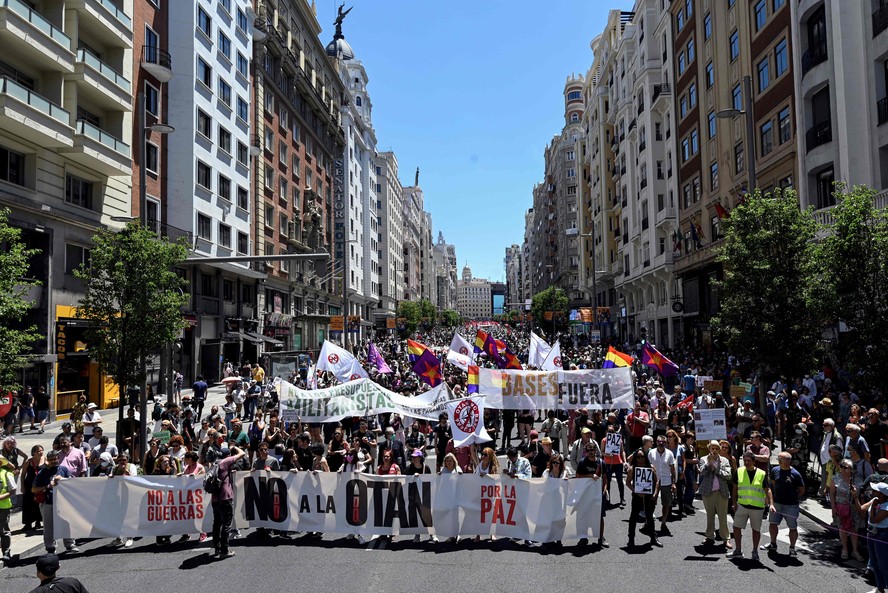 Milhares de pessoas participaram de um protesto contra a Otan, em Madri.