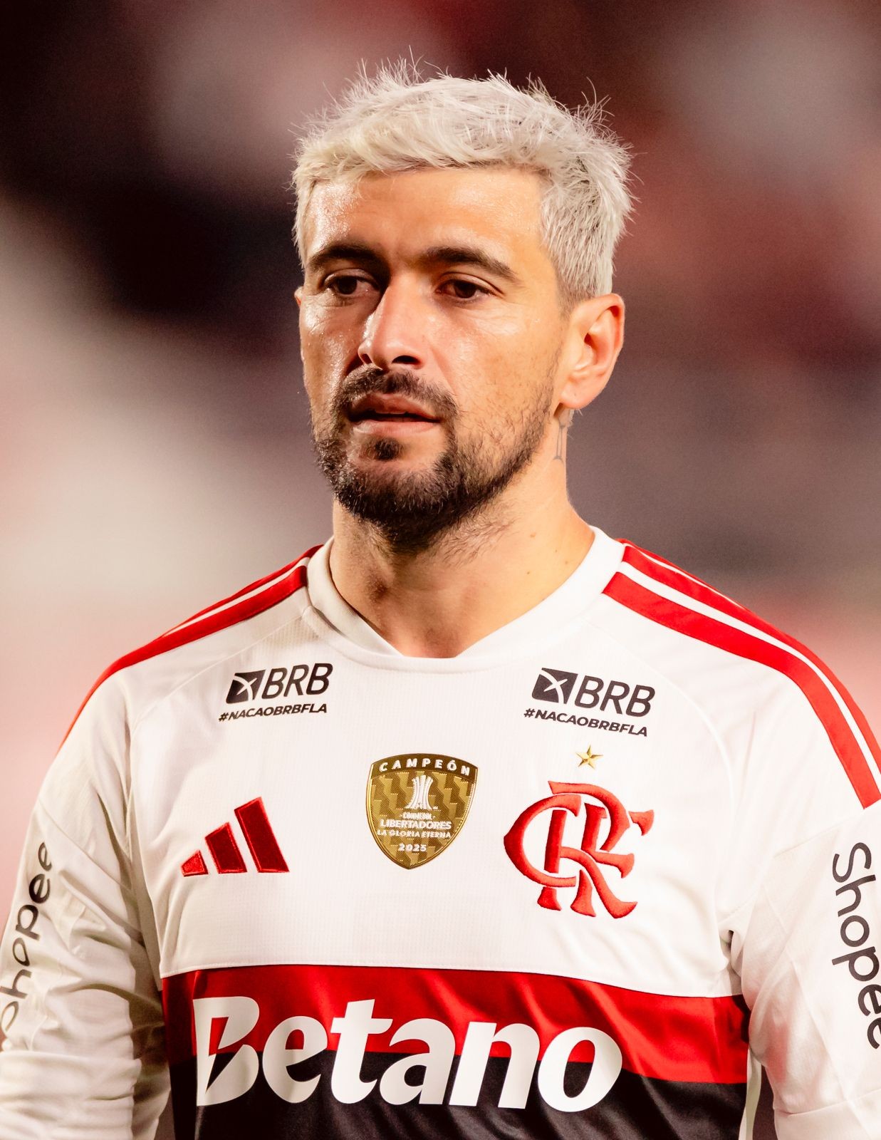 Arrascaeta cai em dividida, sente dores no ombro e deixa o jogo entre Flamengo e Estudiantes no primeiro tempo