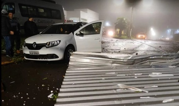 Ventos do ciclone arranca árvores, telhas e atinge carro em Santa Cataria