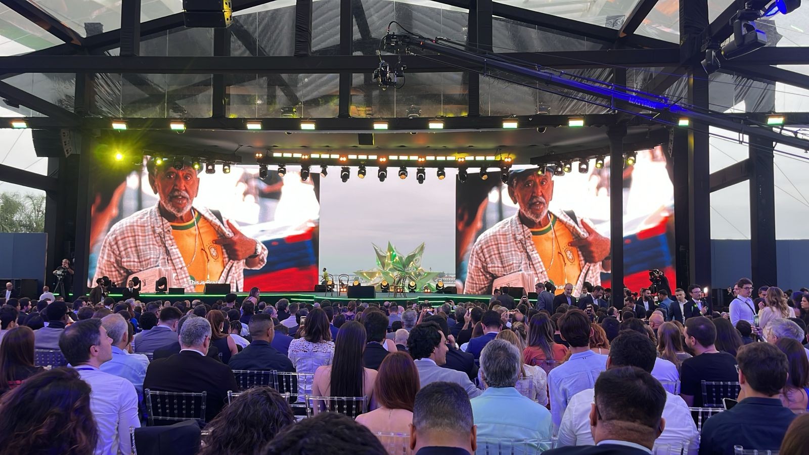Megaevento da convocação reúne de cartolas e ex-jogadores a influencers e artistas
