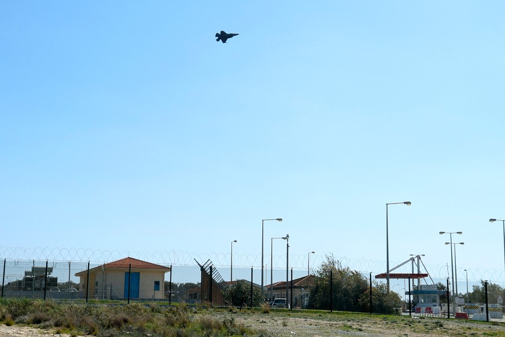 Um caça decola da base aérea britânica em Akrotiri após dois ataques com drones iranianos — Foto: AFP