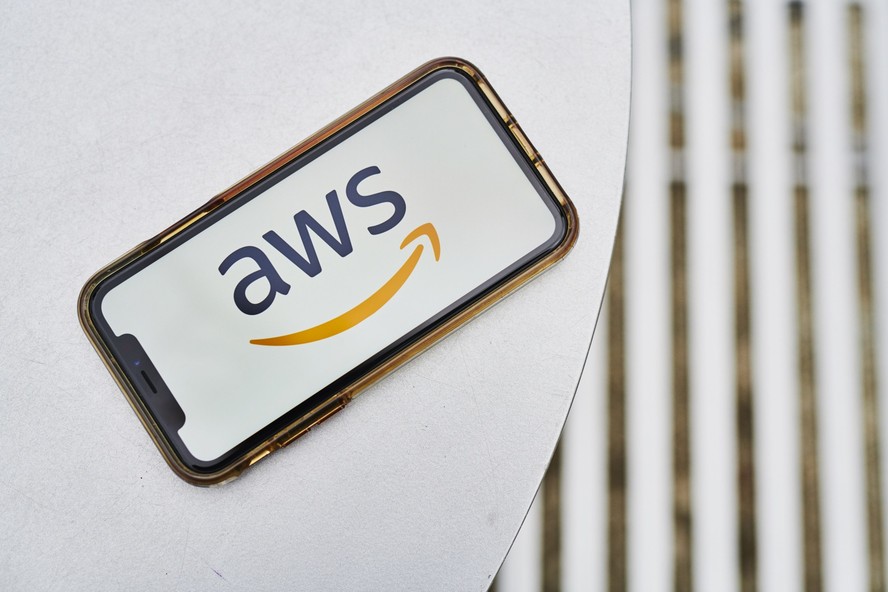 Amazon amplia parceria com rival do ChatGPT na corrida pela ...