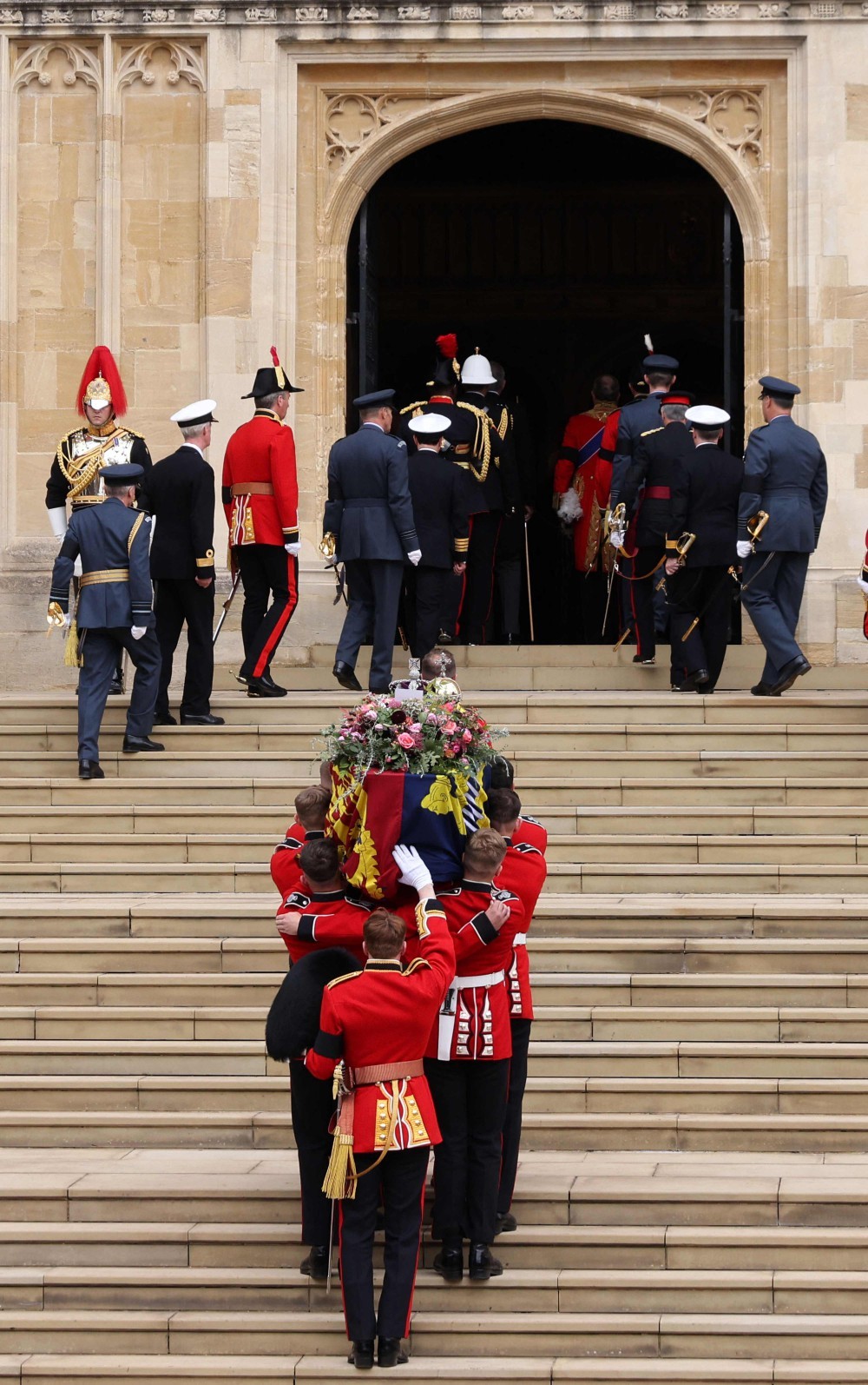 Caixão da rainha Elizabeth II é levado para Capela de São Jorge, em Windsor — Foto: RICHARD POHLE/AFP