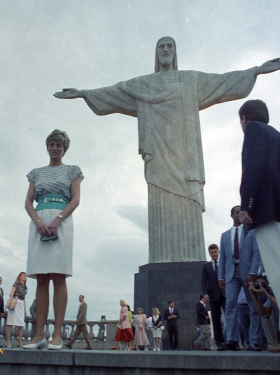 Diana de pé perto do Cristo Redentor, em 1991 — Foto: Guilherme Bastos