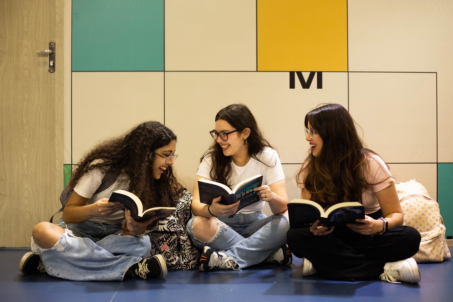 As amigas Paula, Maria Eduarda e Vittoria na Bienal Internacional do Livro de São Paulo